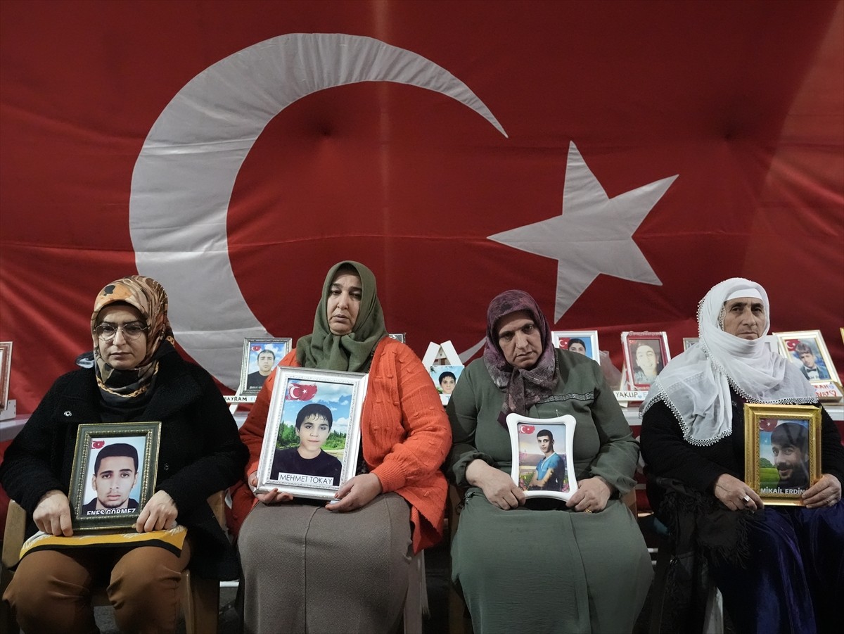 Dağa kaçırılan çocukları için eski HDP il binası önünde oturma eylemi yapan Diyarbakır anneleri...