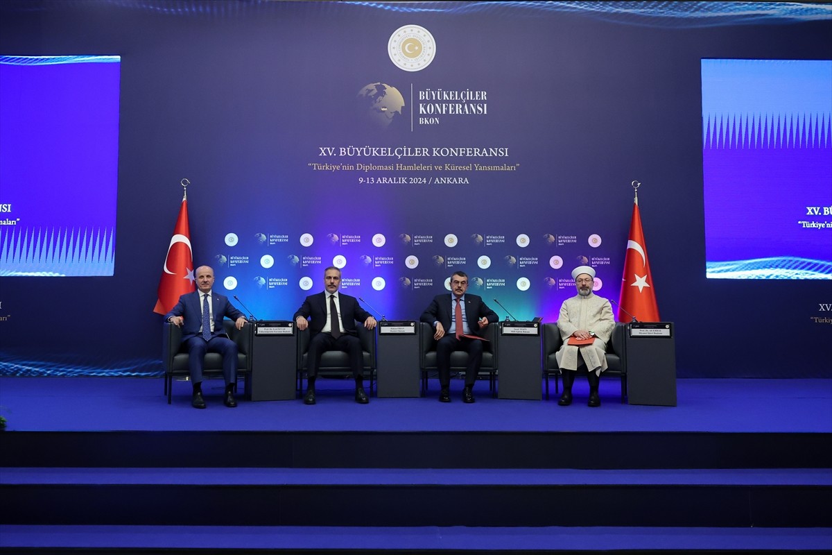 Dışişleri Bakanı Hakan Fidan (sol 2), Milli Eğitim Bakanı Yusuf Tekin (sağ 2), Diyanet İşleri...