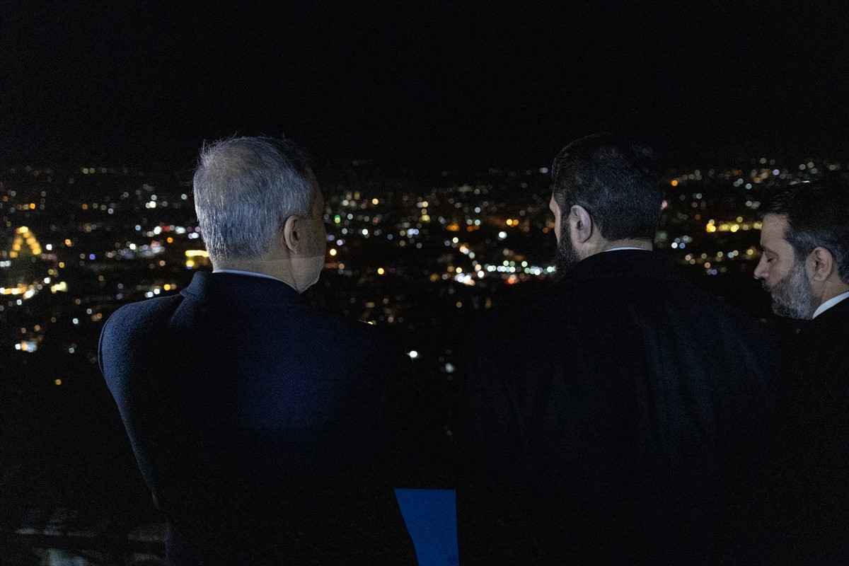 Dışişleri Bakanı Hakan Fidan (solda) ve Suriye'deki yeni yönetimin lideri Ahmed eş-Şera (sol 2)...