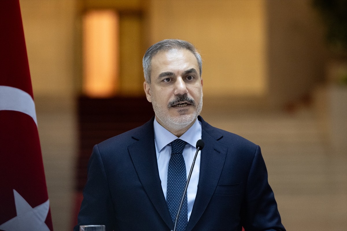 Dışişleri Bakanı Hakan Fidan, Suriye'nin başkenti Şam'da Suriye’deki yeni yönetimin lideri Ahmed...