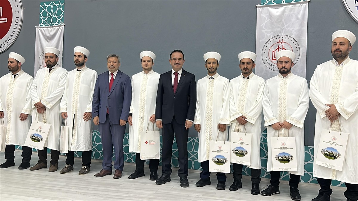 Diyanet İşleri Başkanlığı Antalya Hacı Mehmet Gebizli Dini İhtisas Merkezi'nde eğitim gören 89 din...