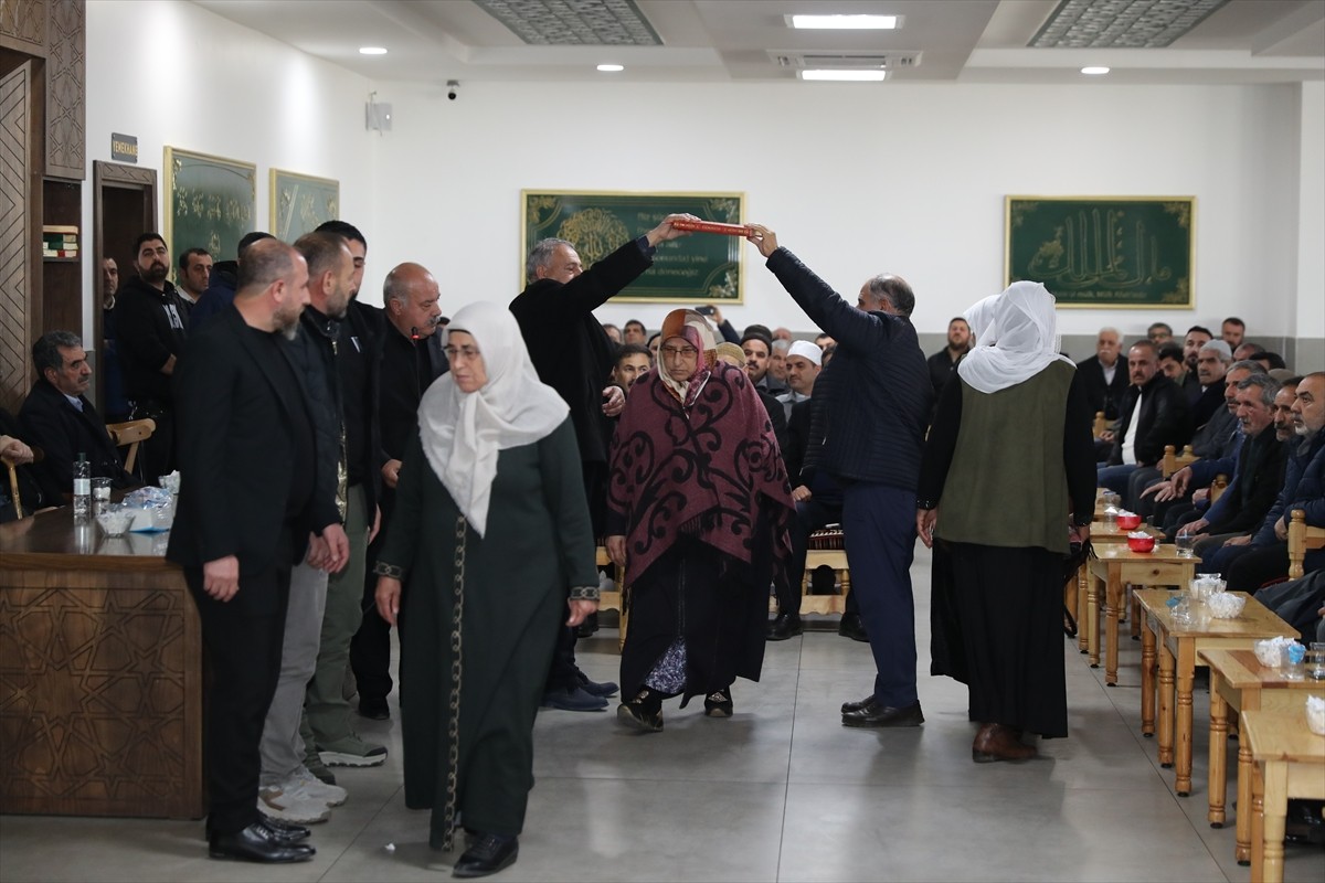 Diyarbakır'da aralarında husumet bulunan iki aile barıştırıldı. Aileler arasındaki husumetin sona...