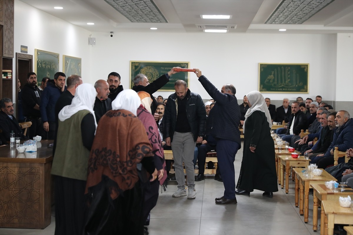 Diyarbakır'da aralarında husumet bulunan iki aile barıştırıldı. Aileler arasındaki husumetin sona...