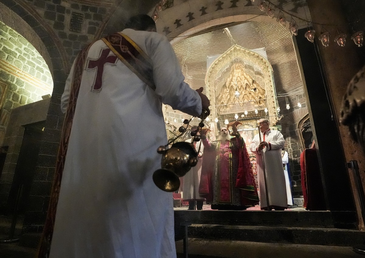 Diyarbakır'ın merkez Sur ilçesindeki tarihi Meryem Ana Kilisesi'nde Noel ayini düzenlendi. Mardin...