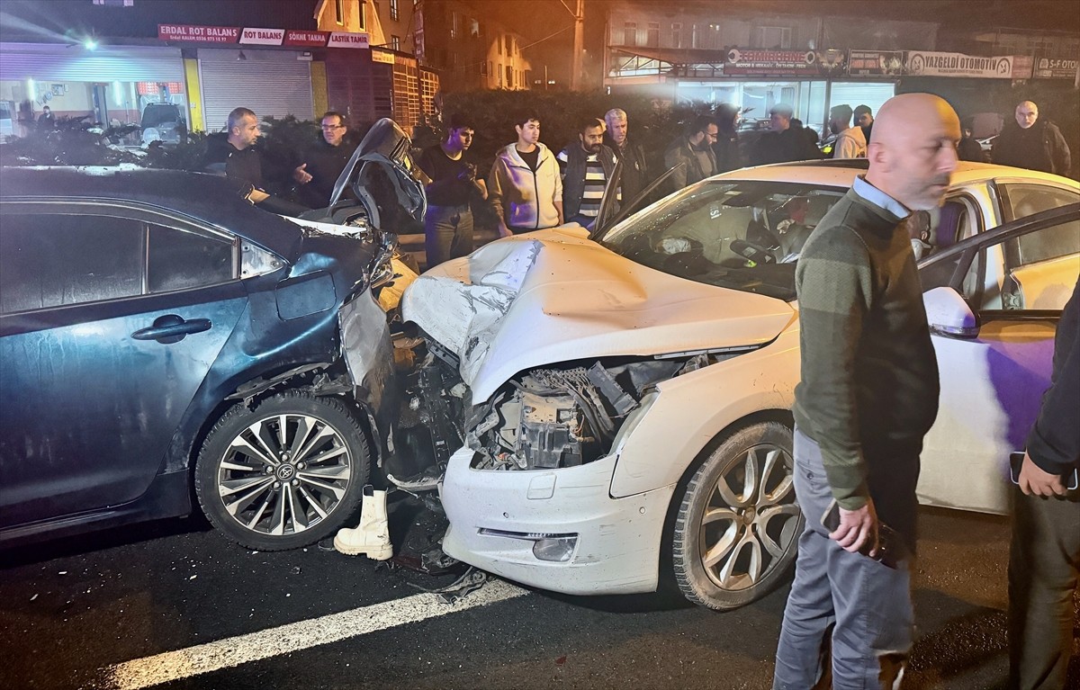 Düzce'de 4 aracın karıştığı kazada yaralanan 3 kişi hastaneye kaldırıldı.