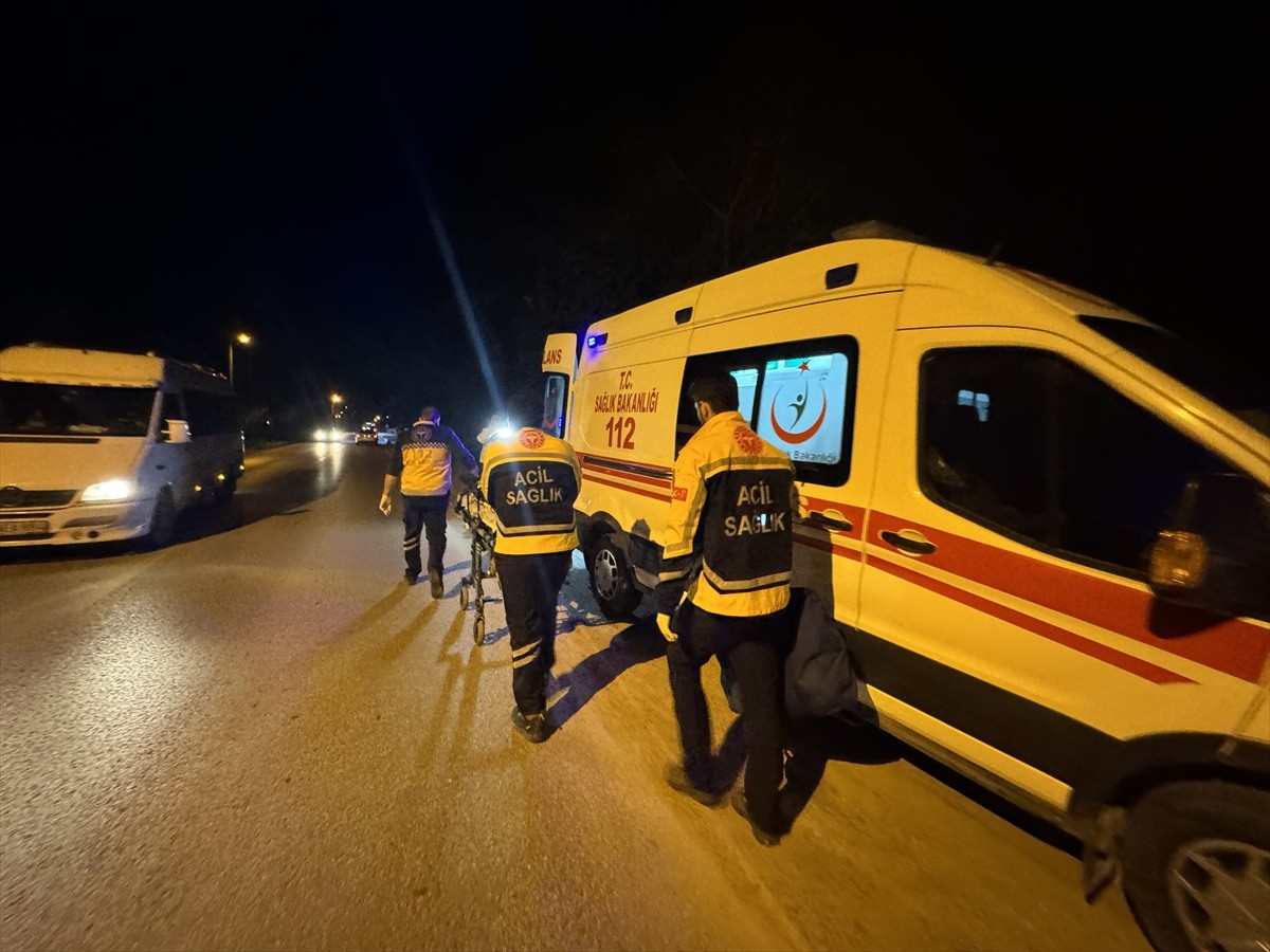 Düzce'de motosiklet ile elektrikli bisikletin çarpışması sonucu yaralanan 2 kişi tedavi altına...