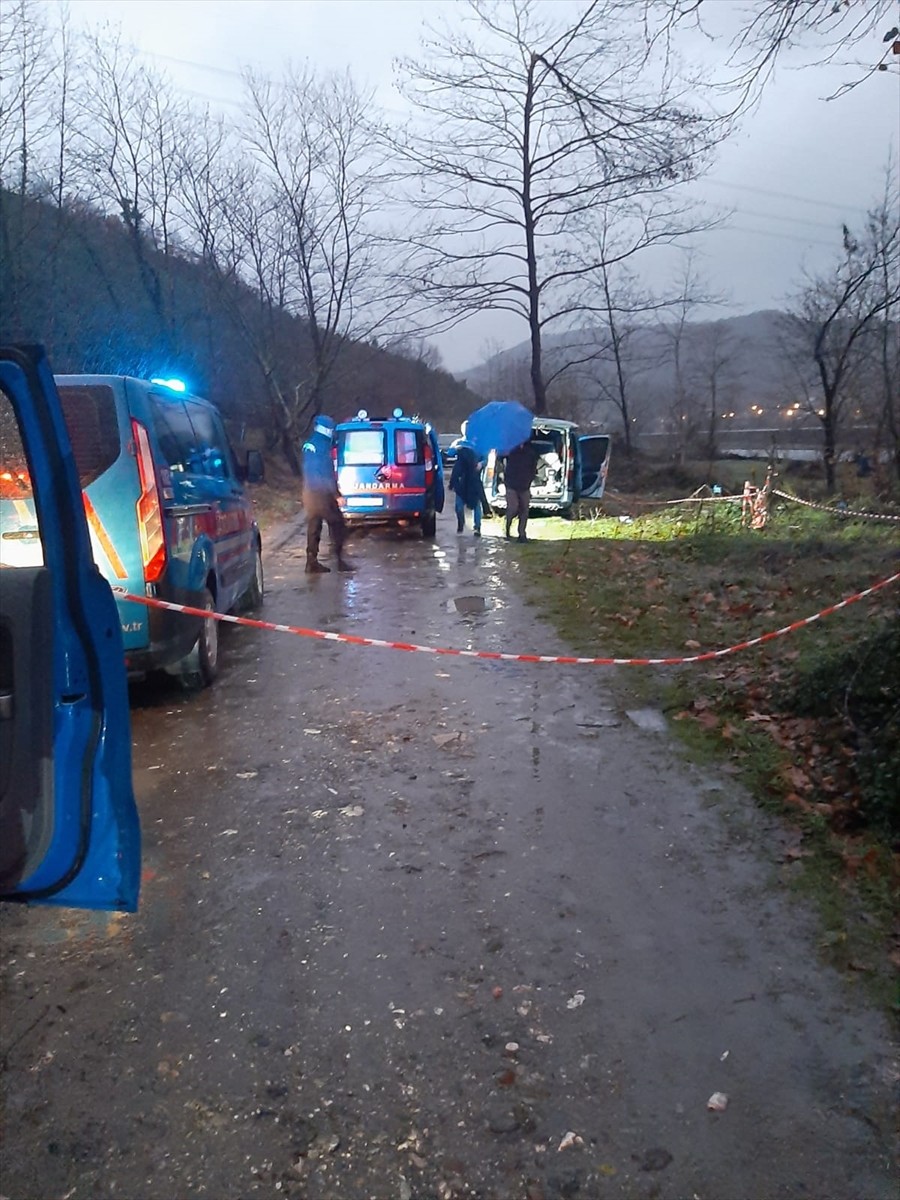 Düzce'de otomobilde silahla vurulmuş halde bulunan kişi tedavi altına alındı.