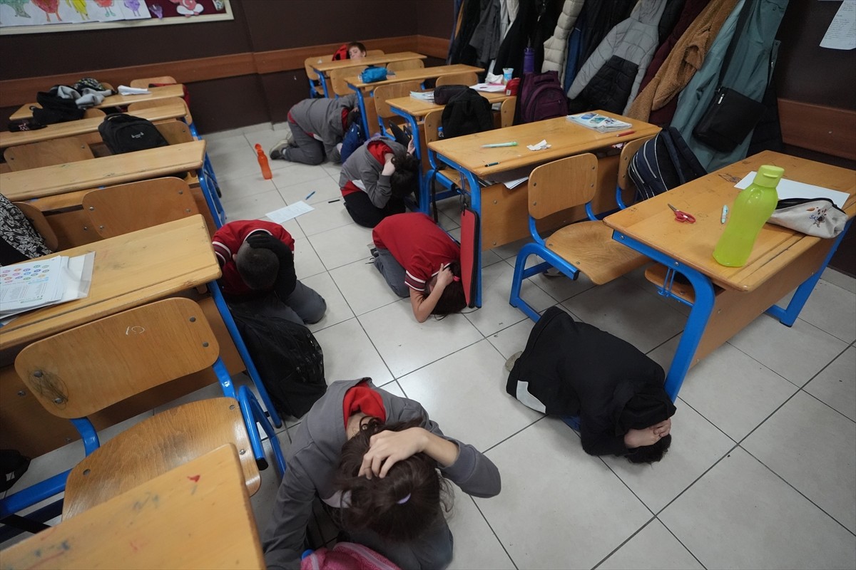 Düzce'de "Afet Farkındalık Eğitimi Projesi" kapsamında animasyon filmle bilgilendirilen...