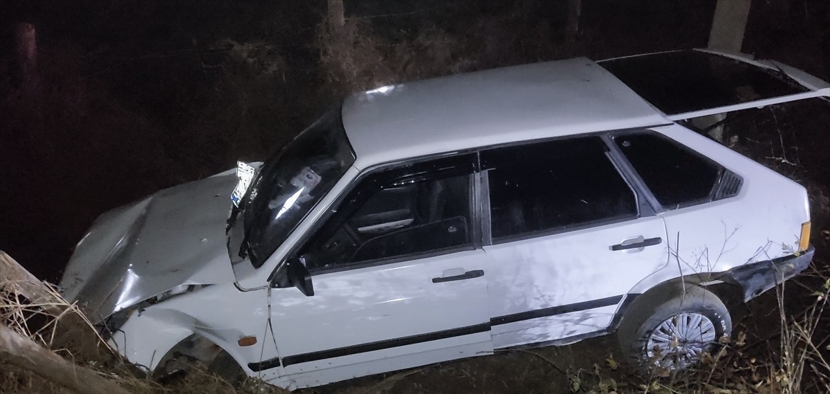 Düzce'de şarampole devrilen otomobilin sürücüsü ağır yaralandı. Araçta sıkışan sürücü, itfaiye...