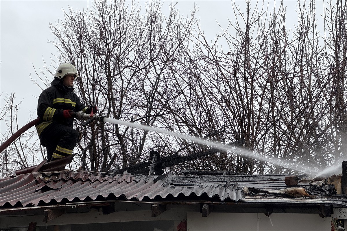 Edirne'de tek katlı ev çıkan yangında kullanılamaz hale geldi.
