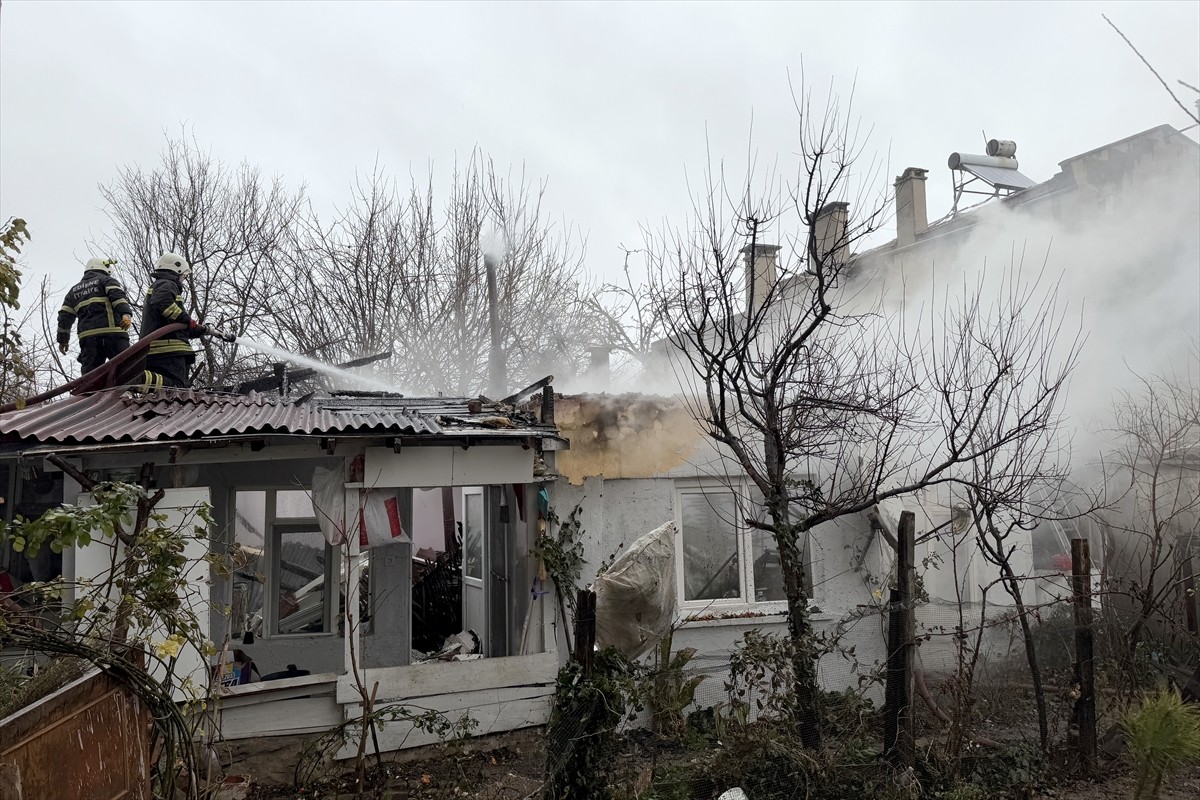 Edirne'de tek katlı ev çıkan yangında kullanılamaz hale geldi.