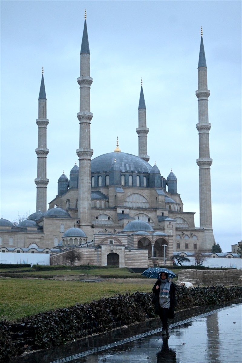 Edirne'de yağmur etkili oldu. Bazı vatandaşlar, şemsiyeyle yağmurdan korunmaya çalıştı.