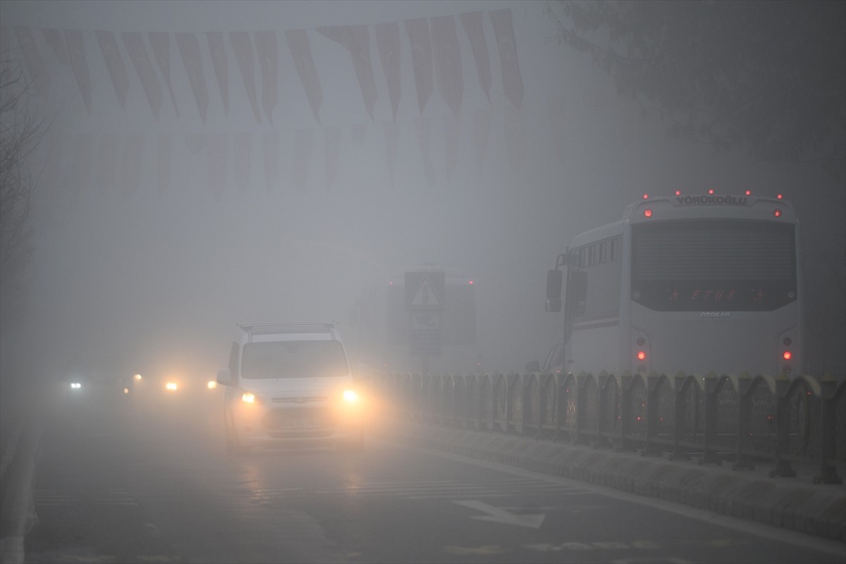 Edirne'de yoğun sis etkili oldu. Kentte sabah saatlerinde etkisini gösteren yoğun sis nedeniyle...