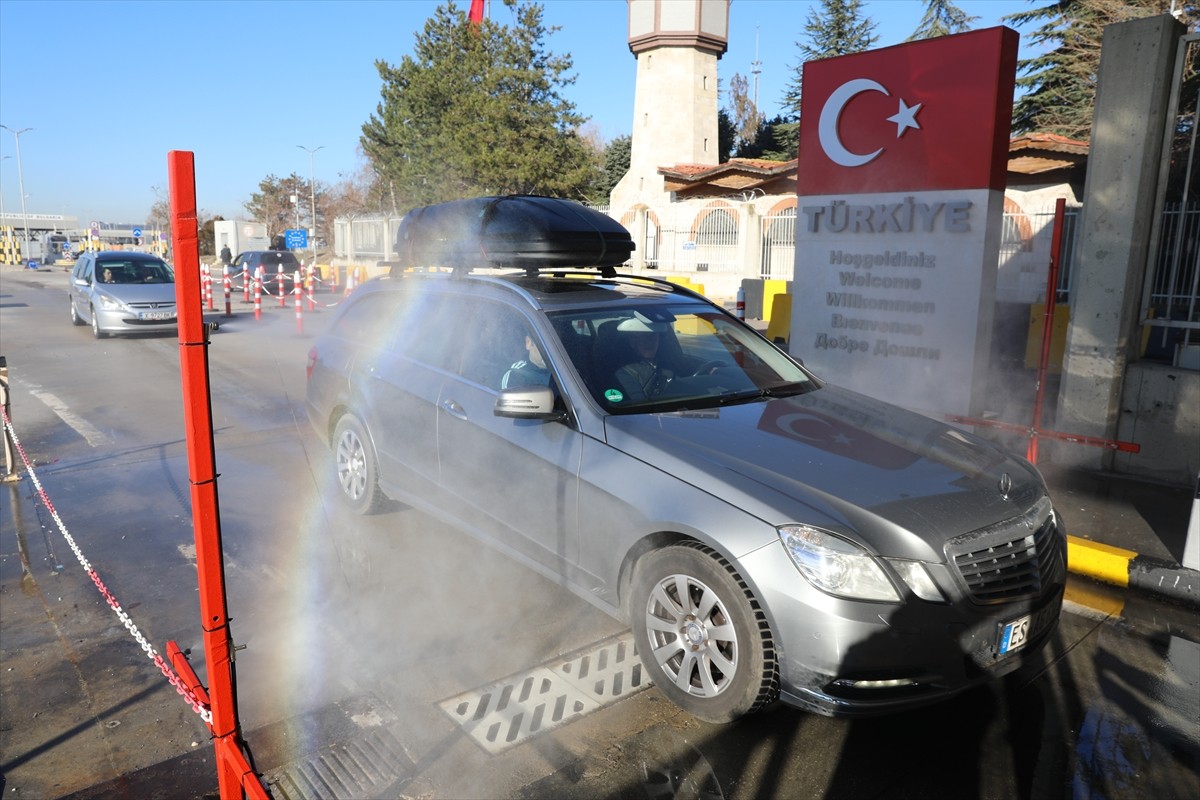 Edirne'deki Kapıkule ve Hamzabeyli sınır kapılarından geçen Bulgaristan plakalı araçlardan "tam...