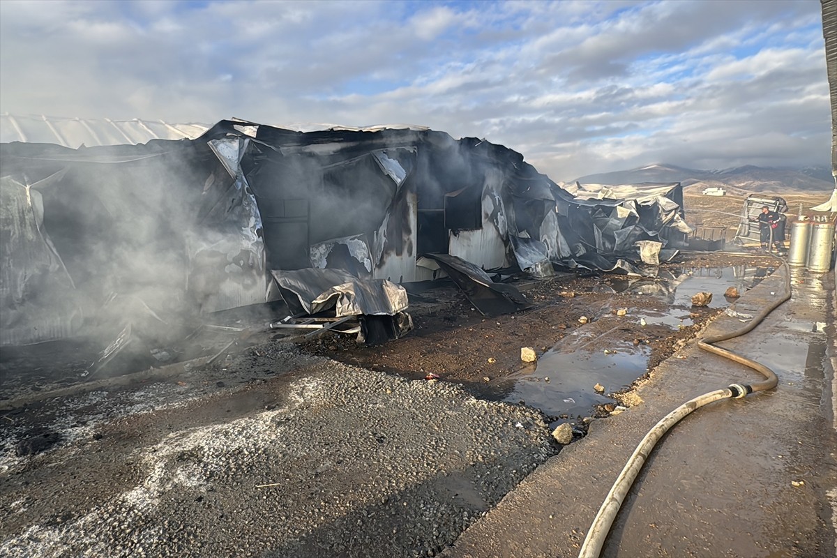 Elazığ'ın Yurtbaşı beldesinde inşaat işçilerinin kaldığı konteynerlerde çıkan yangında 2 işçi...