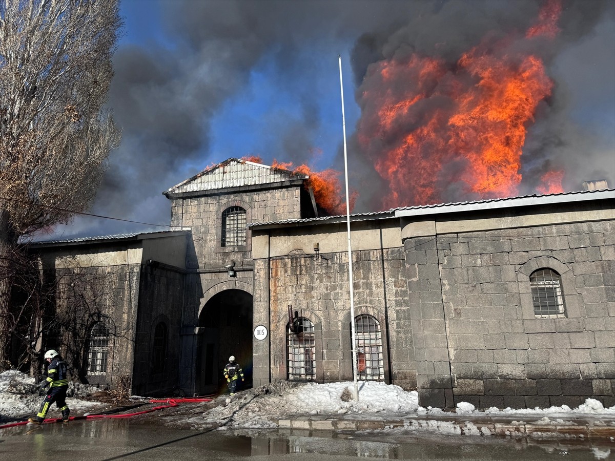 Erzurum'da 160 yıllık Taş Ambarlar'ın çatısında çıkan yangın söndürülmeye çalışılıyor. Ekiplerin...