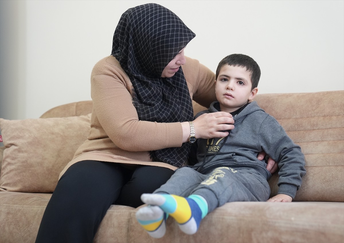 Erzurum'da 3 ay önce okula başladıktan bir hafta sonra evinin önünde indiği okul servis aracının...