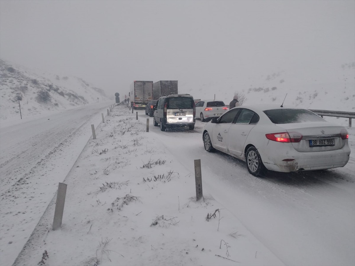 Erzurum'da öğleden sonra başlayan yoğun yağışla kent merkezindeki caddeler, sokaklar ve araçlar...