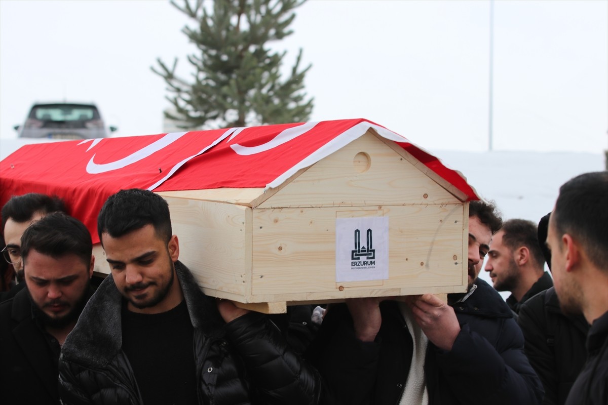 Erzurum'da üzerine çatıdan kar ve buz kütlesi düşmesi sonucu hayatını kaybeden üniversite...