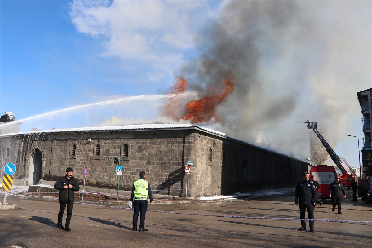Erzurum'da yaklaşık 160 yıllık Taş Ambarlar'ın çatısında çıkan yangın kontrol altına...