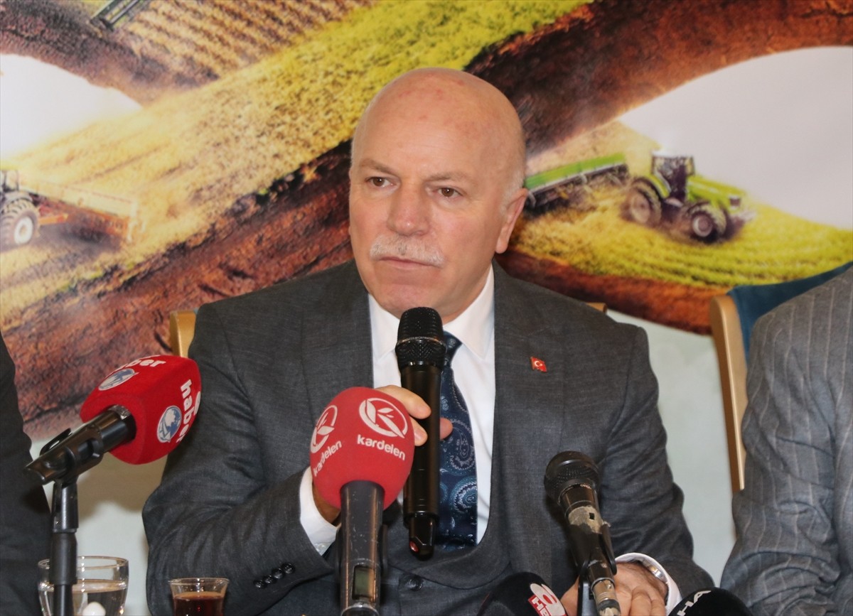 Erzurum Büyükşehir Belediye Başkanı Mehmet Sekmen (ortada), yazdığı "Tarımda Erzurum Modeli"...