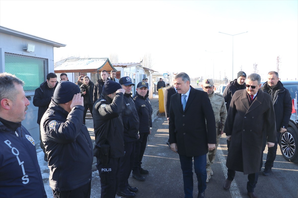 Erzurum Valisi Mustafa Çiftçi, kentte yılbaşı tedbirleri kapsamında 3 bin 485 personelin görev...