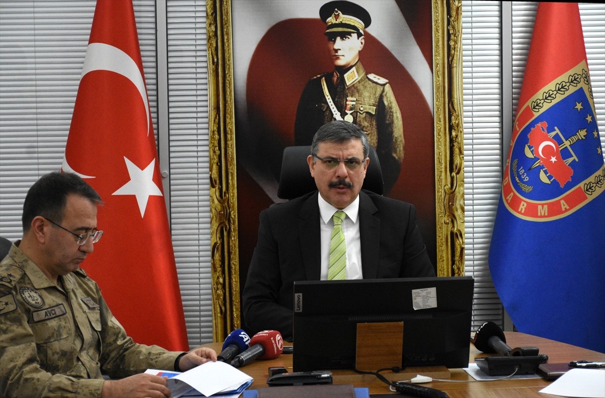 Erzurum Valisi Mustafa Çiftçi (sağda), İl Jandarma Komutanlığında gerçekleştirilen "Güvenlik ve...