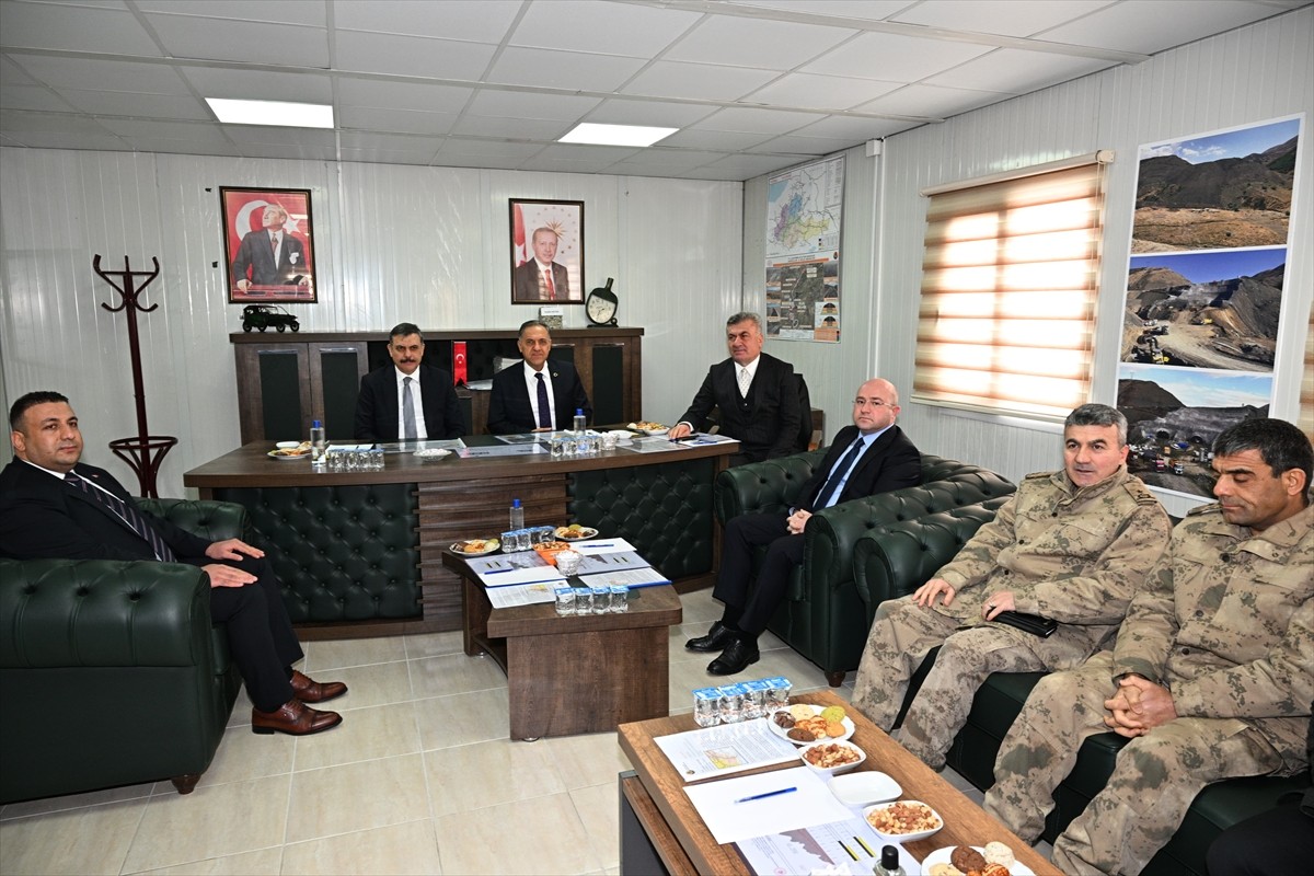 Erzurum Valisi Mustafa Çiftçi (solda) ile Bingöl Valisi Ahmet Hamdi Usta (sağda), Erzurum ve...