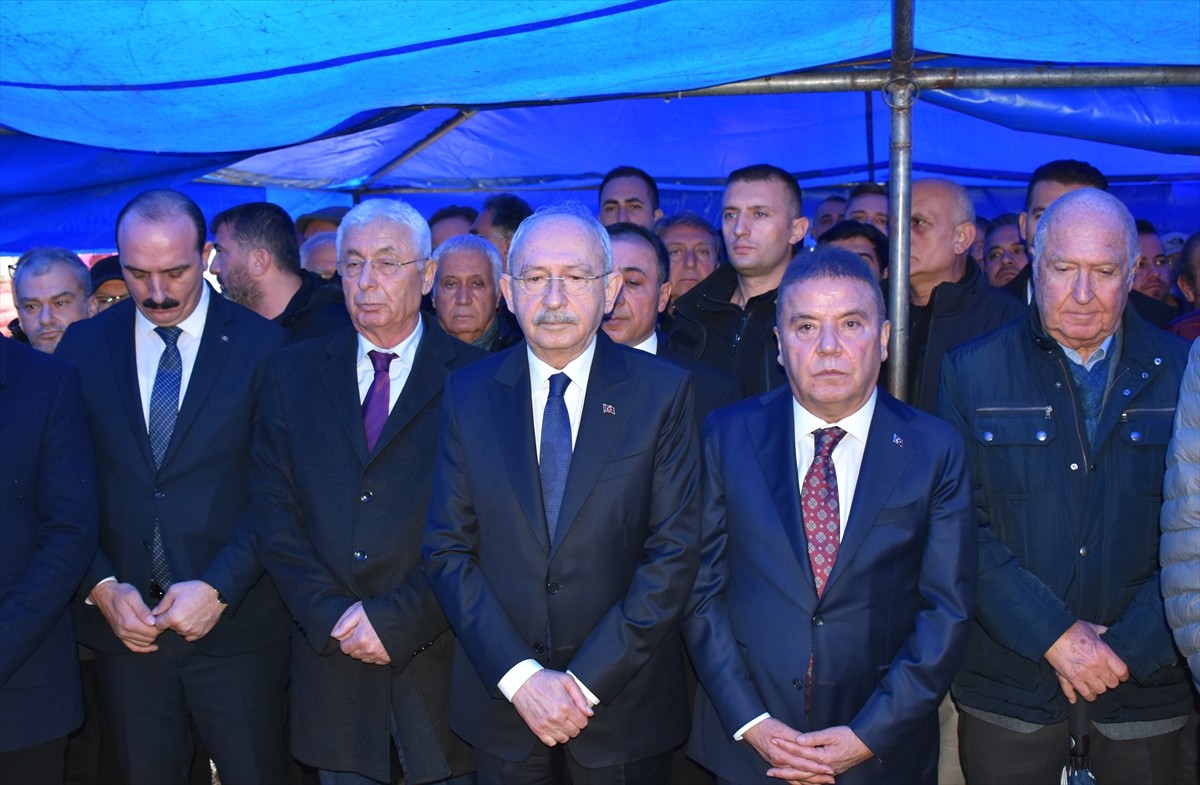Eski CHP Genel Başkanı Kemal Kılıçdaroğlu, Antalya'da tedavi gördüğü hastanede 82 yaşında vefat...