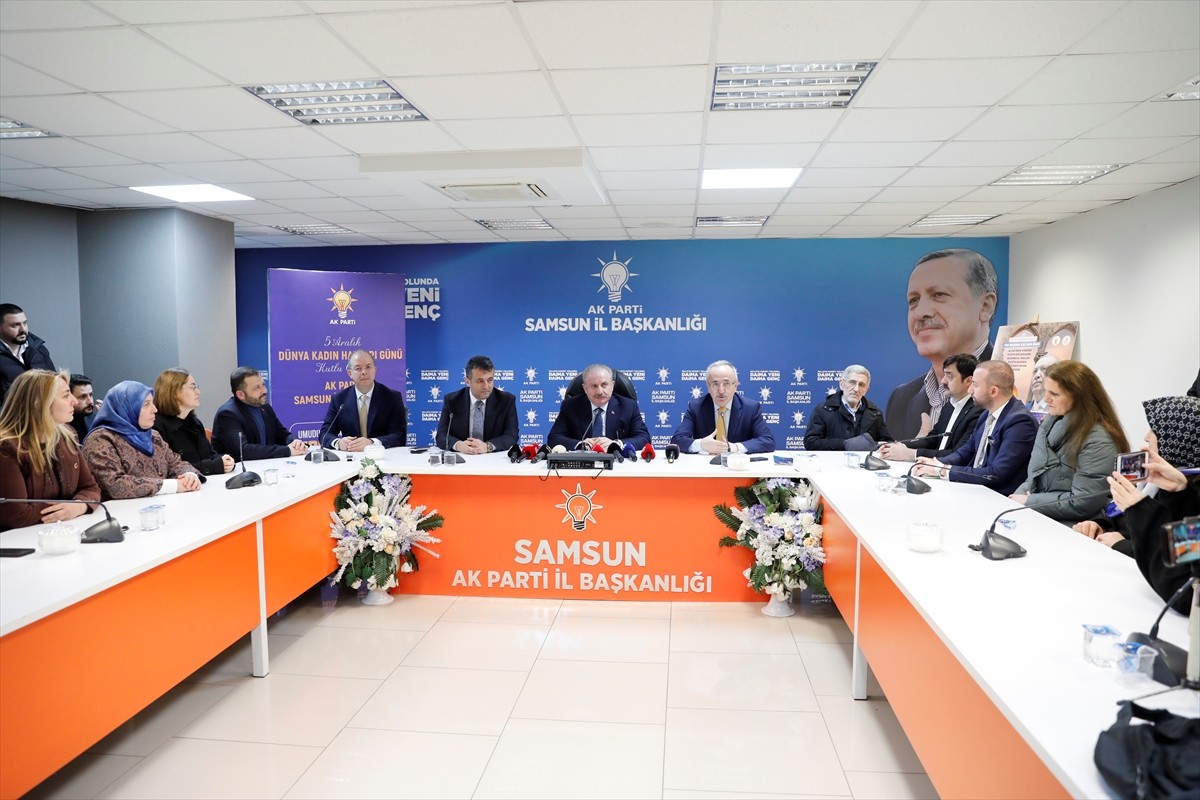 Eski TBMM Başkanı Mustafa Şentop (ortada), AK Parti Samsun İl Başkanlığını ziyaretinde yaptığı...