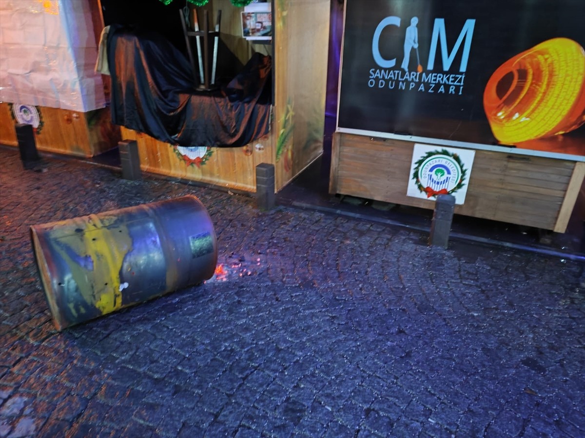 Eskişehir'in Odunpazarı Belediyesi tarafından yılbaşı etkinlikleri için kurulan alışveriş ve...