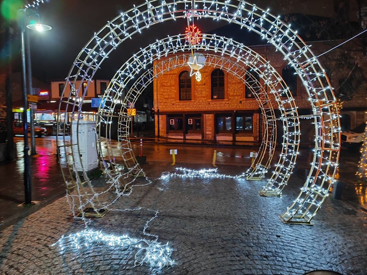 Eskişehir'in Odunpazarı Belediyesi tarafından yılbaşı etkinlikleri için kurulan alışveriş ve...