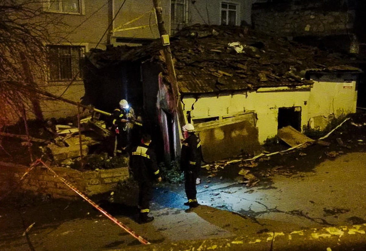 Eyüpsultan'da tek katlı gecekonduda patlama meydana geldi. Patlama nedeniyle binanın yan...