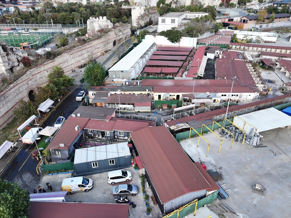 Fatih Belediyesince yeniden inşa edilen ve birinci etabı tamamlanan Yedikule Hayvan Barınağı'nda...