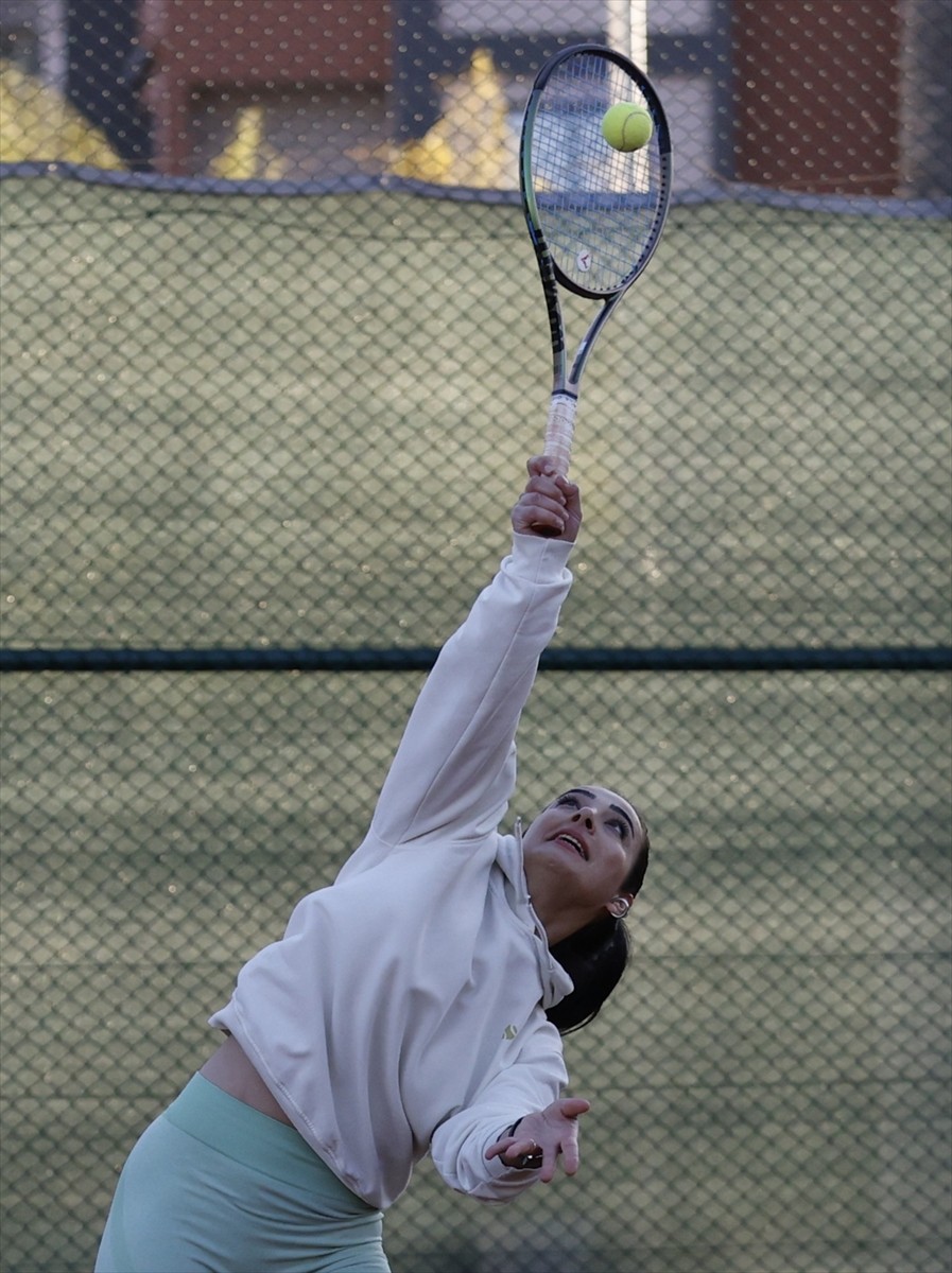 Futbol kariyerini sonlandırıp adım attığı teniste milli takıma seçilen 30 yaşındaki Berivan Altun...
