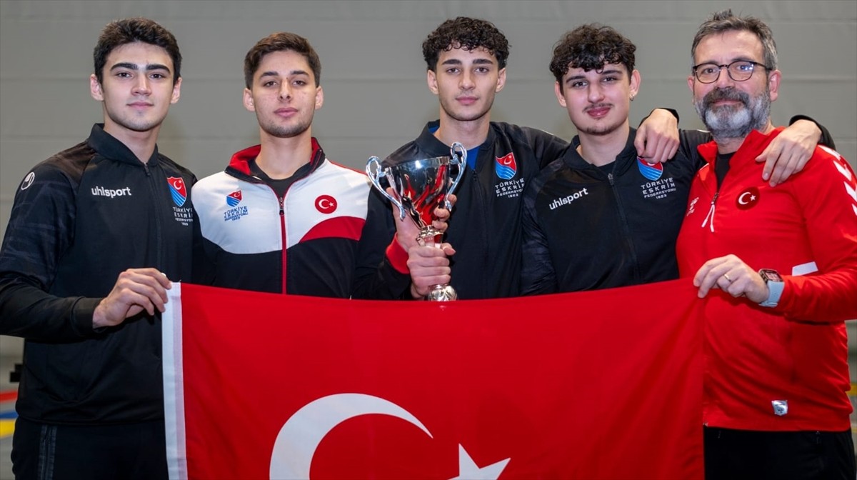 Gençler Kılıç Eskrim Dünya Kupası'nın Almanya ayağında mücadele eden Türkiye'nin erkek milli...