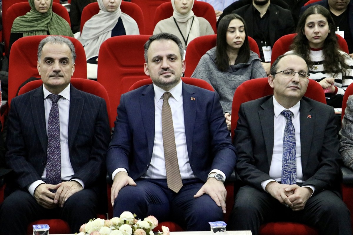 Gençlik ve Spor Bakan Yardımcısı Enes Eminoğlu (ortada), Sakarya Üniversitesi (SAÜ) Hukuk...