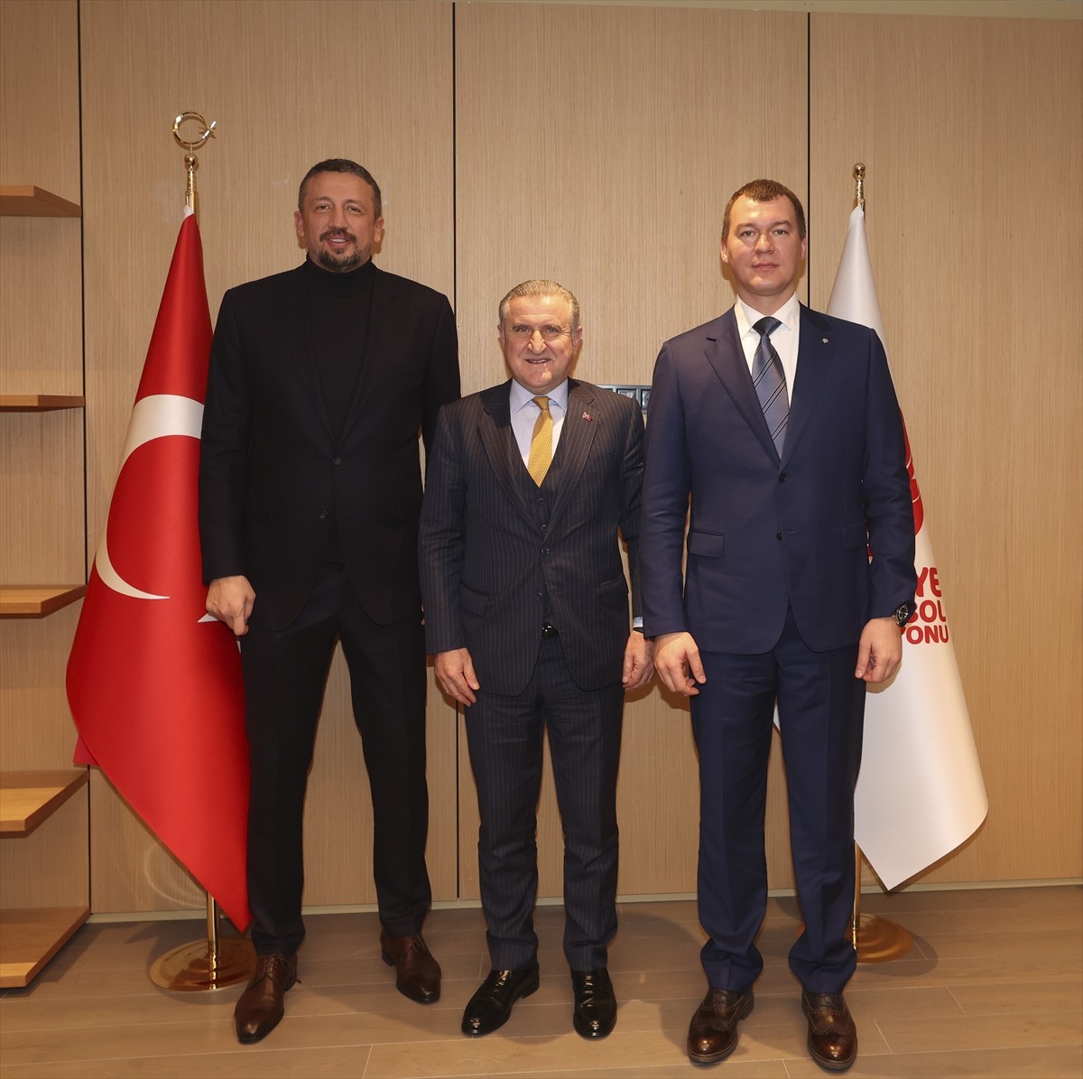 Gençlik ve Spor Bakanı Osman Aşkın Bak (ortada), Rusya Spor Bakanı Mihail Vladimiroviç Degtyarev...