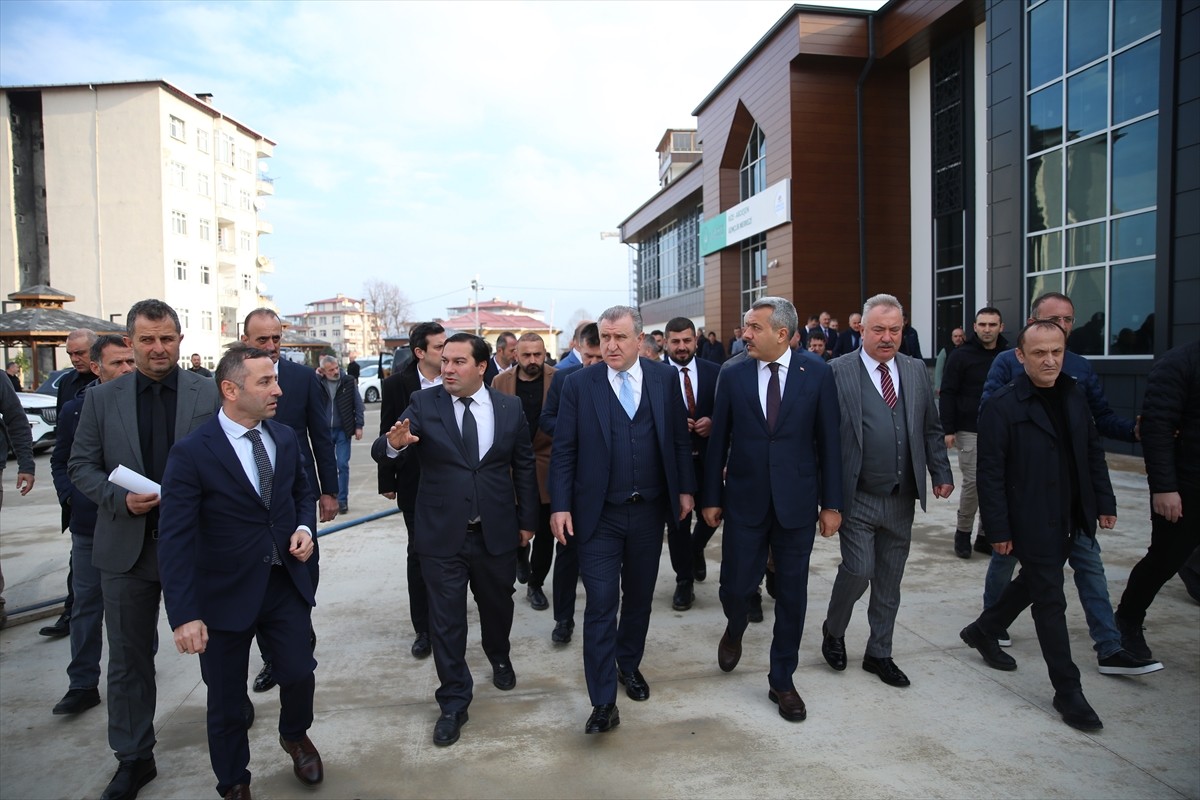 Gençlik ve Spor Bakanı Osman Aşkın Bak (sol 3), Rize'nin Ardeşen ilçesindeki gençlik merkezi ve...
