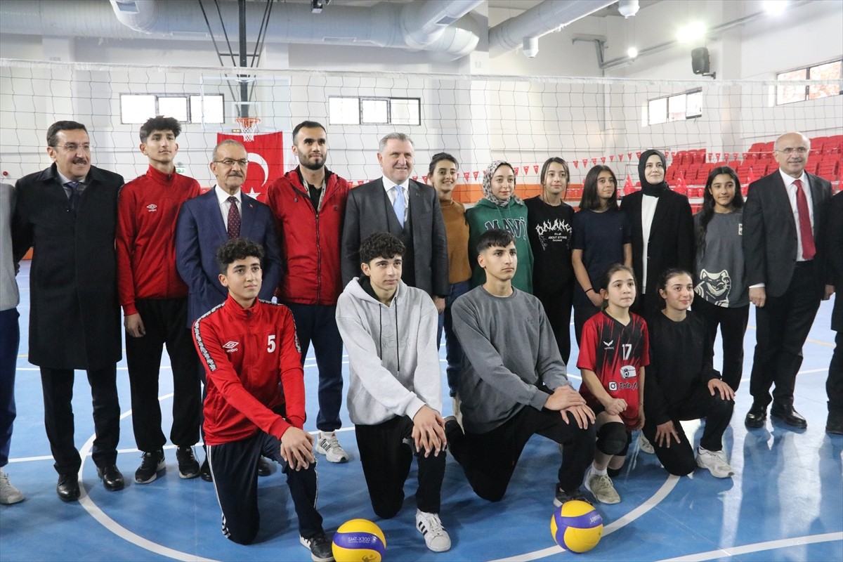 Gençlik ve Spor Bakanı Osman Aşkın Bak, yapımı tamamlanan Battalgazi Spor Kompleksi'nde...