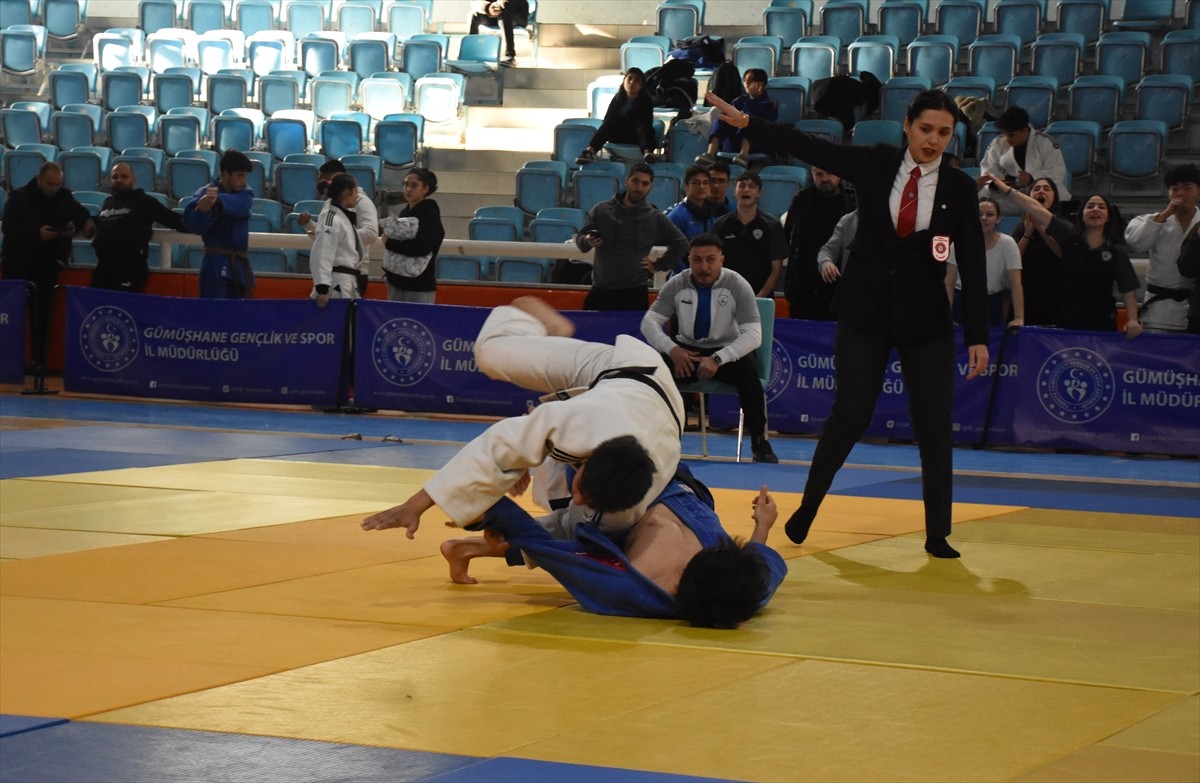 Gümüşhane'de 12 ilden yaklaşık 200 sporcunun katıldığı Okul Sporları Gençler Judo Grup...