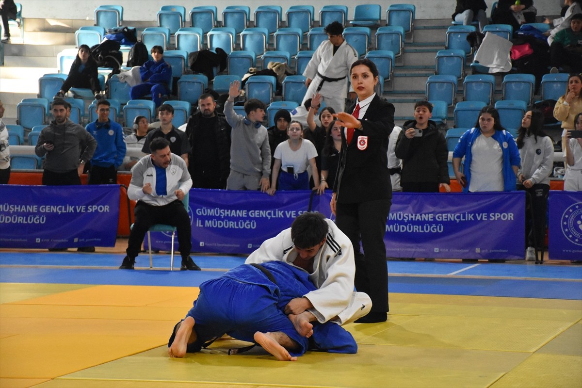 Gümüşhane'de 12 ilden yaklaşık 200 sporcunun katıldığı Okul Sporları Gençler Judo Grup...