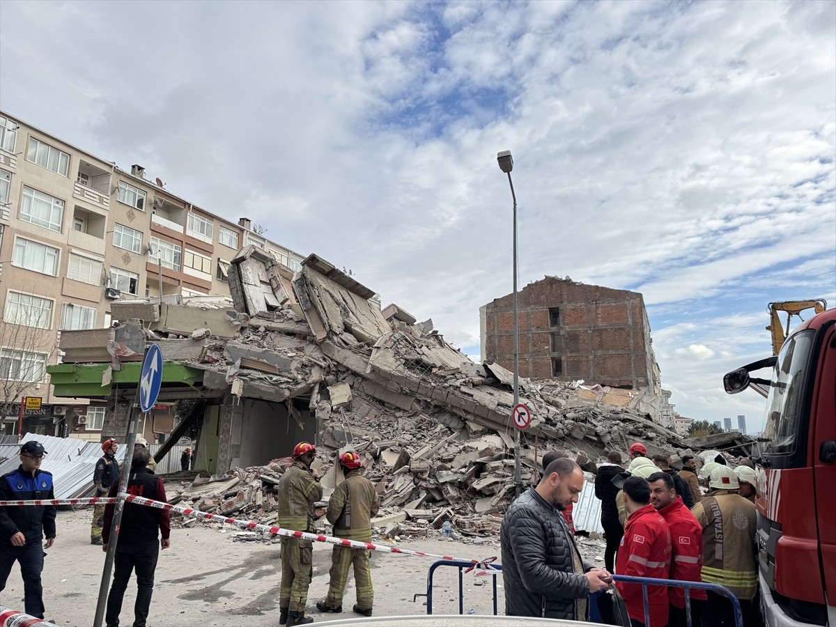 Güngören'de kentsel dönüşüm kapsamında boşaltılan binada çökme meydana geldi.