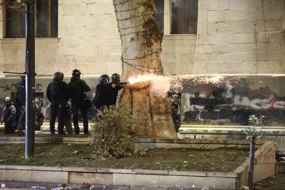 Gürcistan'ın başkenti Tiflis'teki gösterilerde, polisin göz yaşartıcı gazla defalarca müdahale...