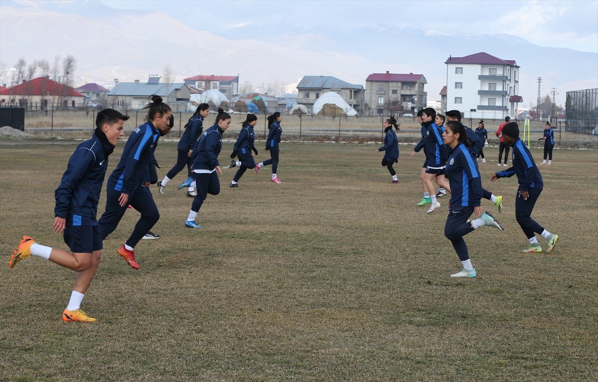 Hakkari'de, mücadele ettikleri takımlardaki başarılarıyla "kız çocukları futbol mu oynar" algısını...