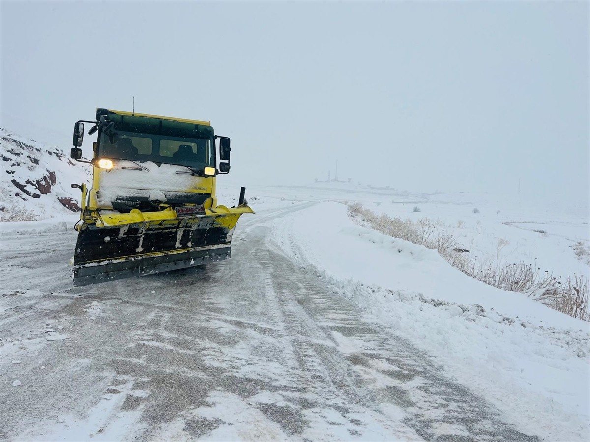 Hakkari'nin Yüksekova ilçesinde yolu kardan kapanan köylerde rahatsızlanan 4 hasta, ekiplerin...