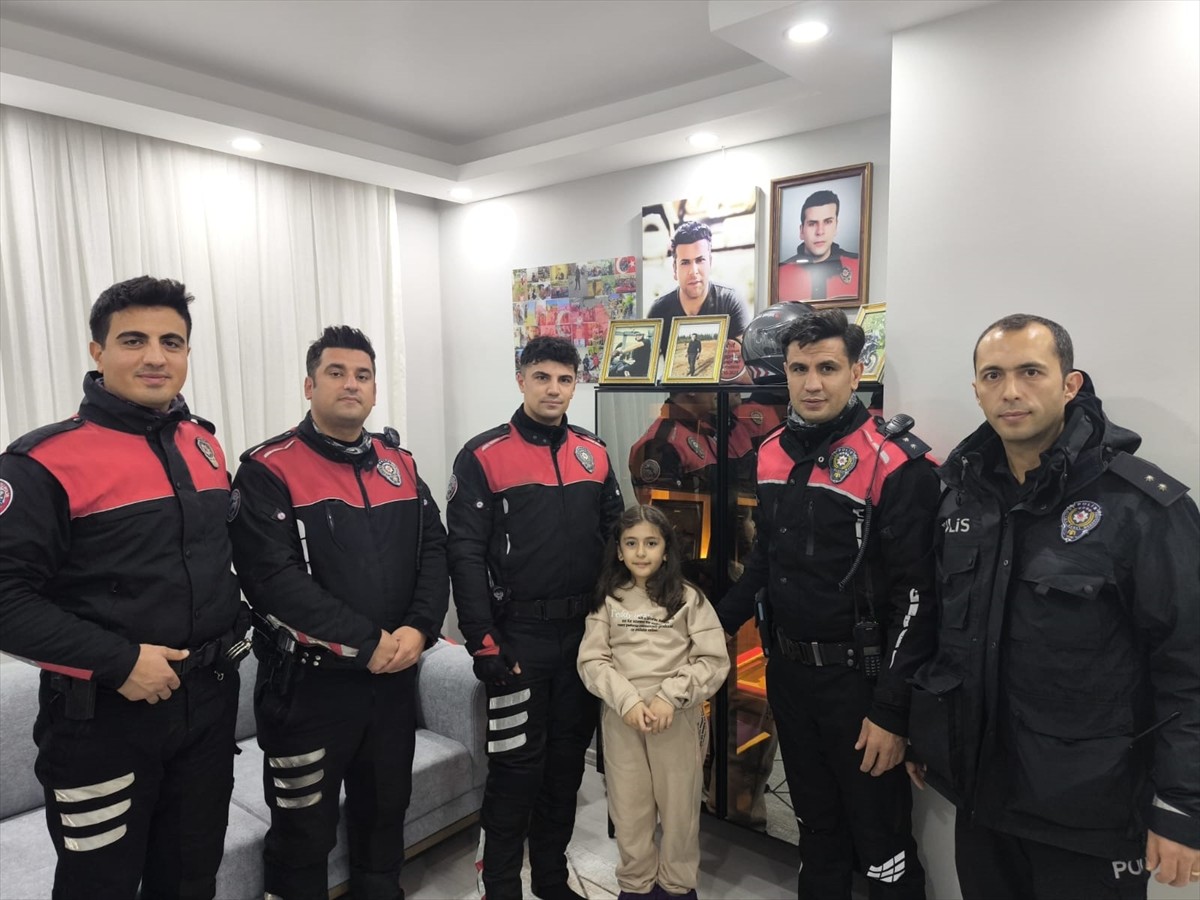 Hatay'da polis ekipleri, şehit meslektaşları Emirhan Şimşek'in 7 yaşına giren kızına doğum günü...
