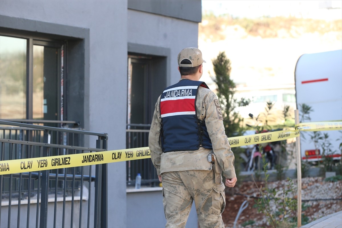 Hatay'ın İskenderun ilçesinde anne ile 3 çocuğunun evlerinde zehirlenerek yaşamını yitirmesi, baba...
