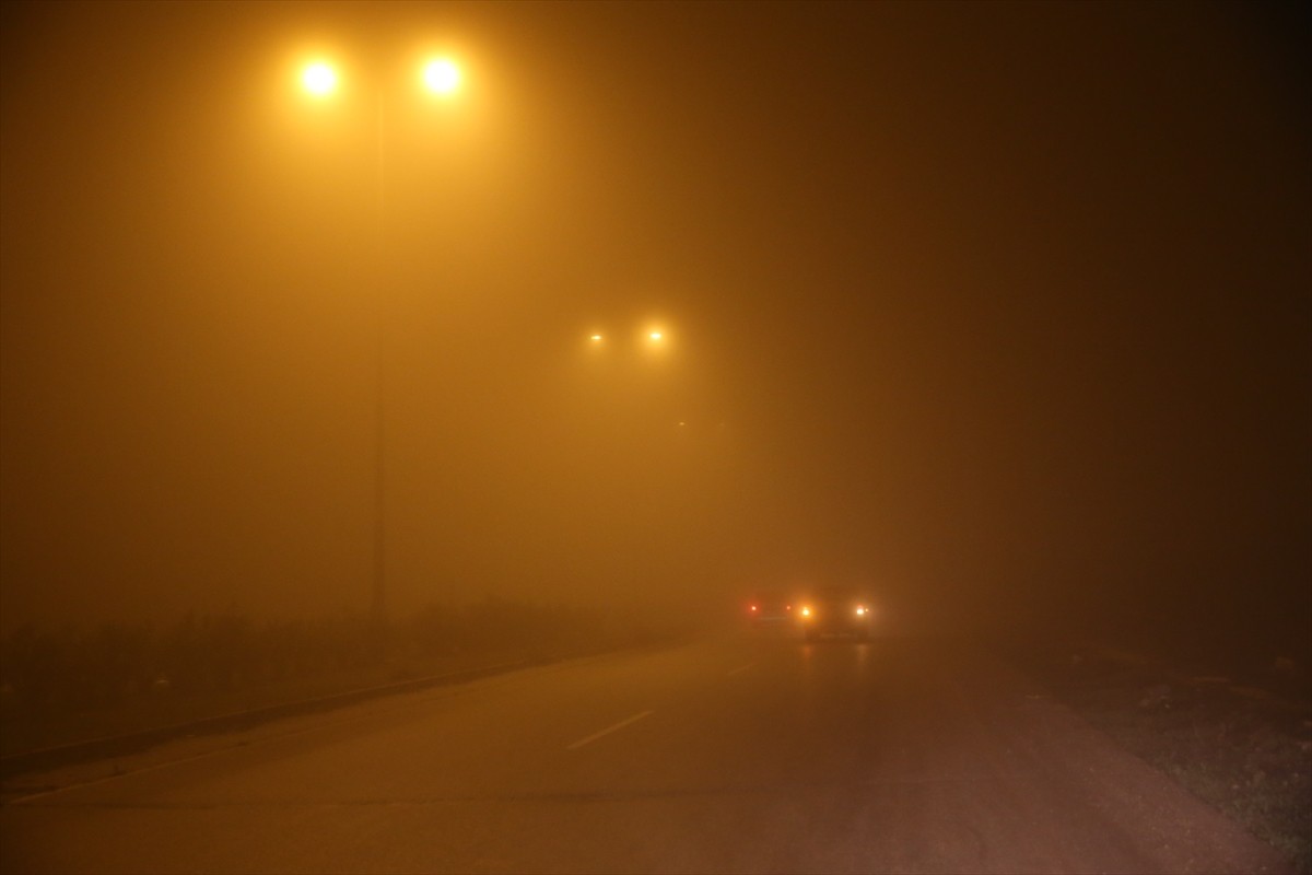 Hatay'ın merkez Antakya ilçesinde, gece saatlerinde yoğun sis etkili oldu.