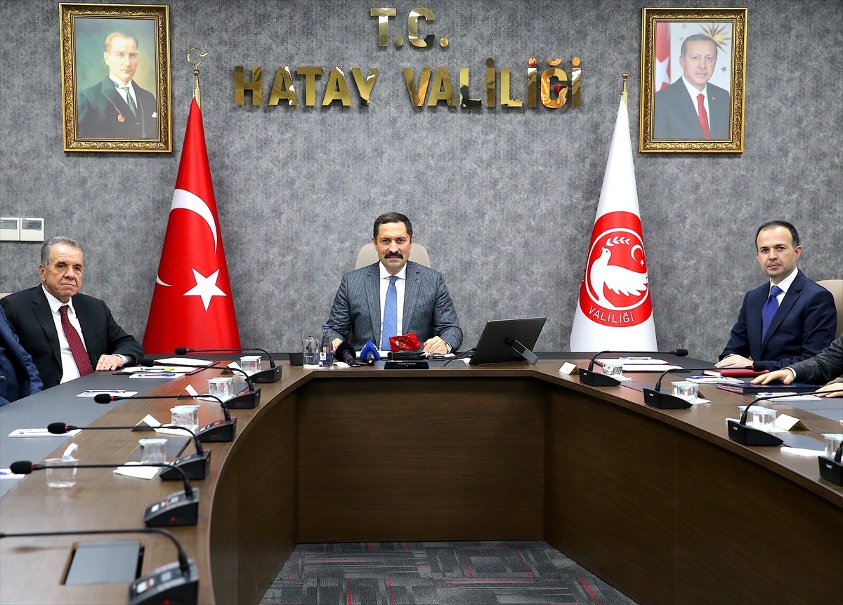 Hatay'ın Payas ilçesinde iş insanı Recep Atakaş'ın (sol 2) desteğiyle 24 derslikli lise inşa...